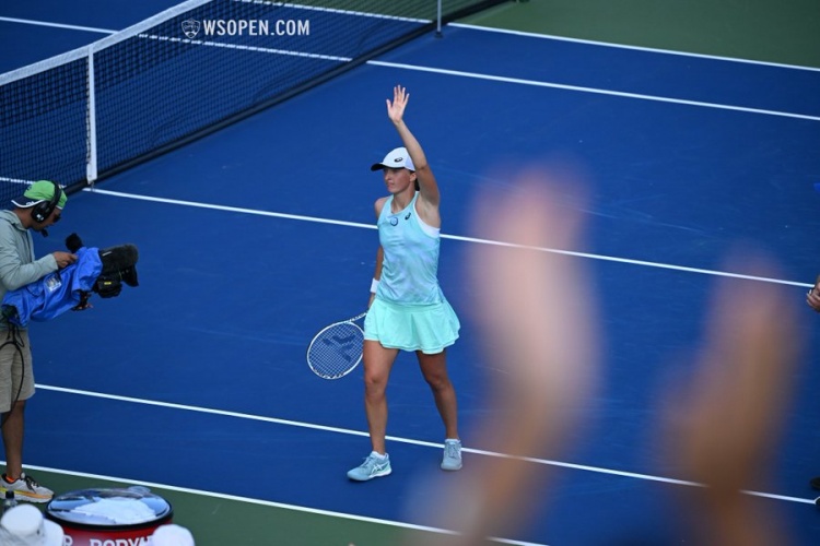 他不仅仅是 他不仅仅是